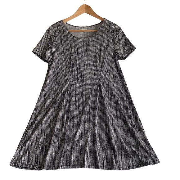 Silence & Noise - Urban Outfitters - Gray Black Short Sleeve A-Line Shift Dress - Picture 1 of 8